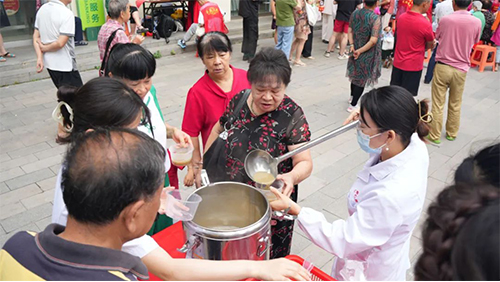 武汉仁爱医院为居民提供消暑绿豆汤